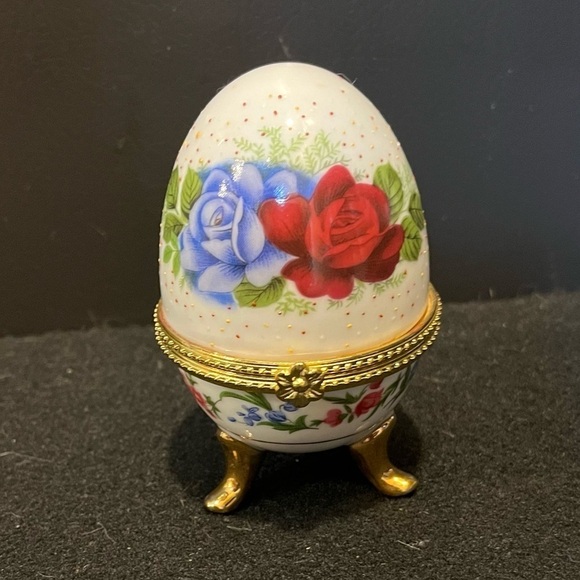 Rui Hao porcelain egg large roses, red, blue, grey with flowers & golden feet - Picture 8 of 13